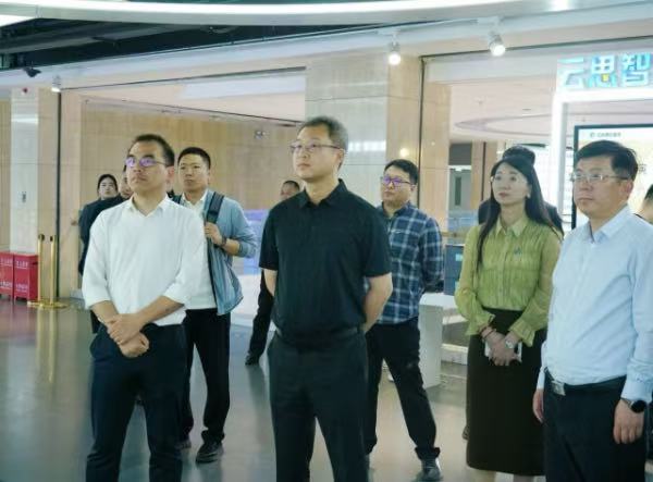 吉林省辽源市委常委、副市长肖飞带队参观调研中科大脑